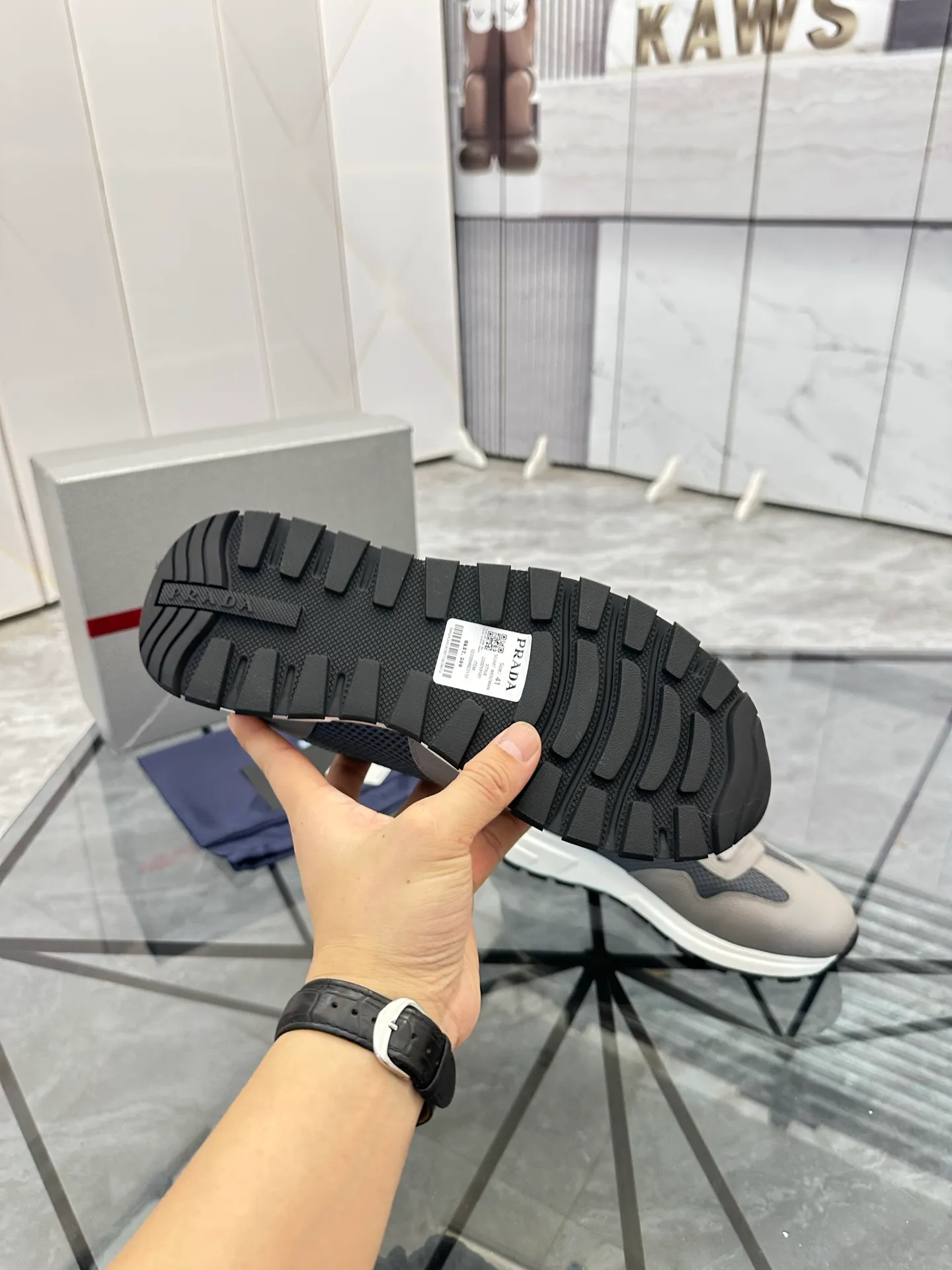 Men's shoes: 💰P600¥ High-end top quality Product trademark: Prada *"Prada*" low-top casual shoes Regular size: 38-45 (can be customized to 46) Product materials: imported first-layer cowhide stitching original material on the upper, water-dyed cowhide lining, cowhide foot pads, original outsole. No.: 001